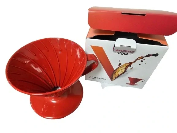 Hario plastový dripper na kávu V60-02 červený