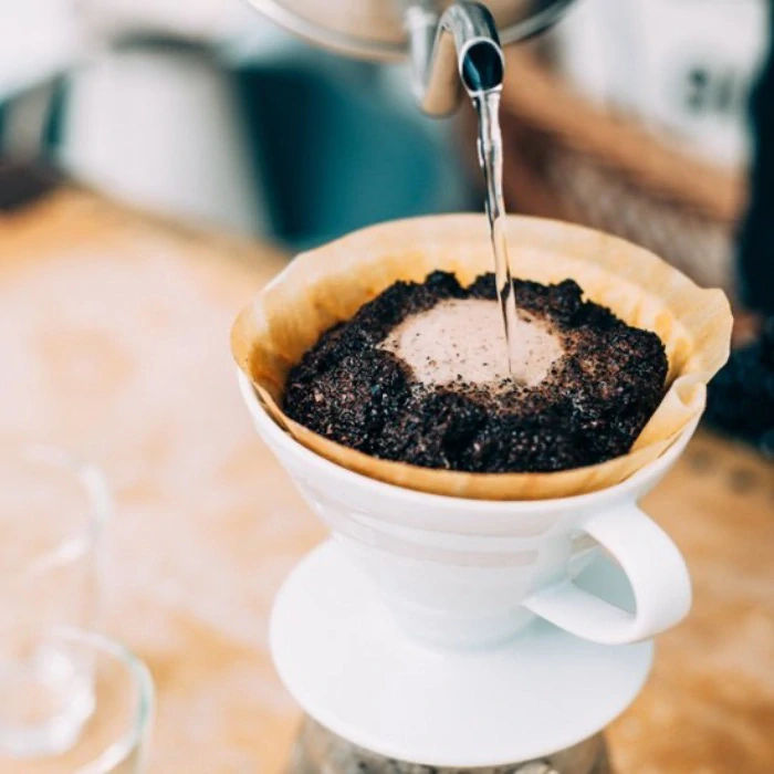 Hario keramický dripper na kávu V60-02 bílý