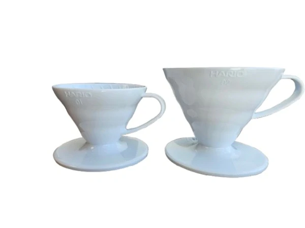 Hario plastový dripper na kávu V60-01 bílý