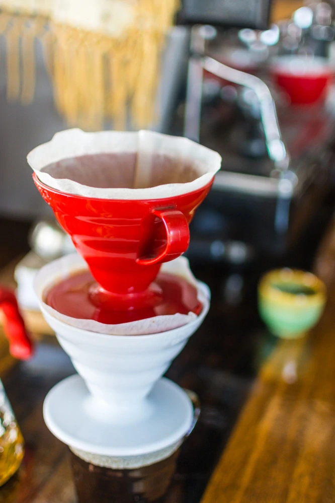 Hario plastový dripper na kávu V60-02 červený