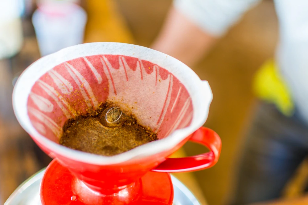 Hario keramický dripper na kávu V60-02 červený